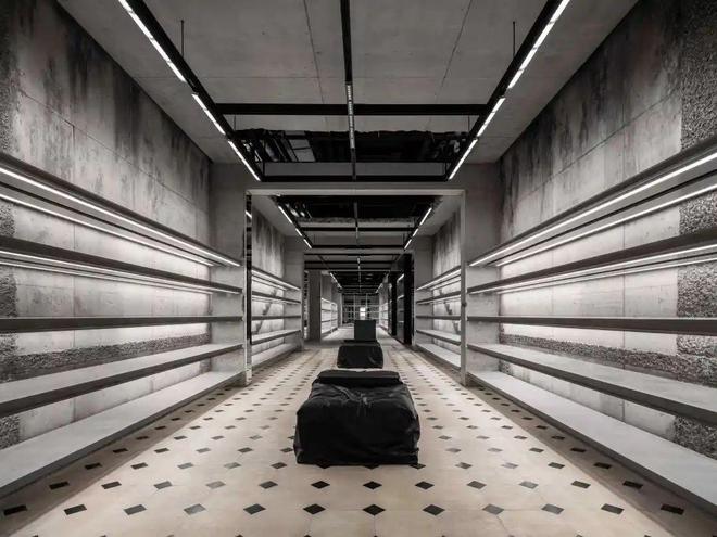 Balenciaga中国最大门店在南京西路启幕！首发限定系列单品(图3)