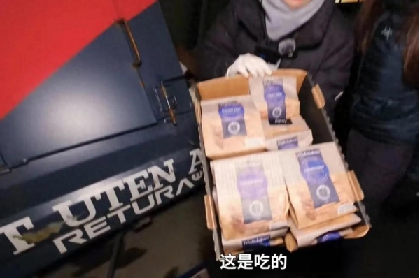 女子在挪威垃圾桶里捡垃圾 欧洲国家浪费惊人