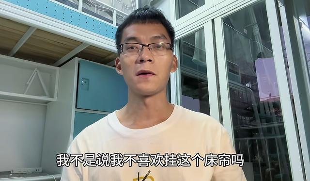 “越看越不对劲”唐尚珺在宿舍挂上床帘留言让人捧腹:与珺同帘(图2)