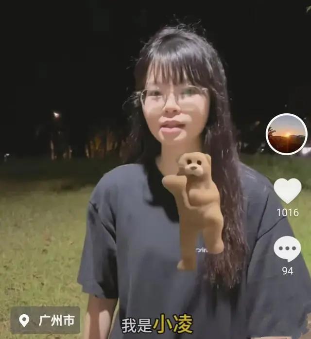 “越看越不对劲”唐尚珺在宿舍挂上床帘留言让人捧腹：与珺同帘