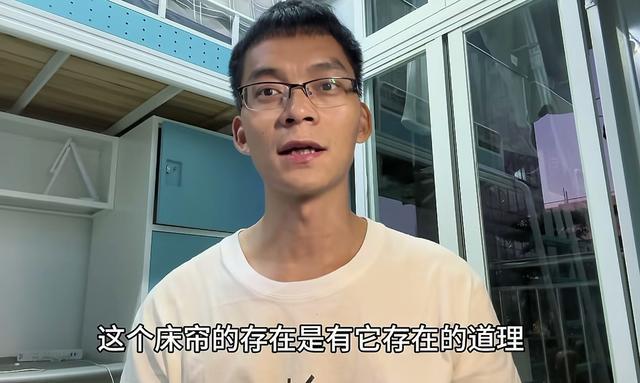 “越看越不对劲”唐尚珺在宿舍挂上床帘留言让人捧腹:与珺同帘(图3)