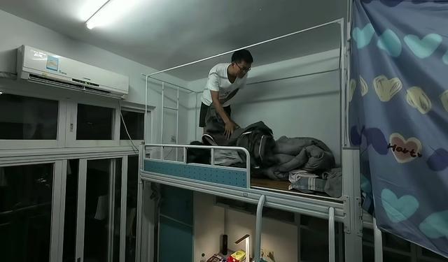 “越看越不对劲”唐尚珺在宿舍挂上床帘留言让人捧腹:与珺同帘(图9)