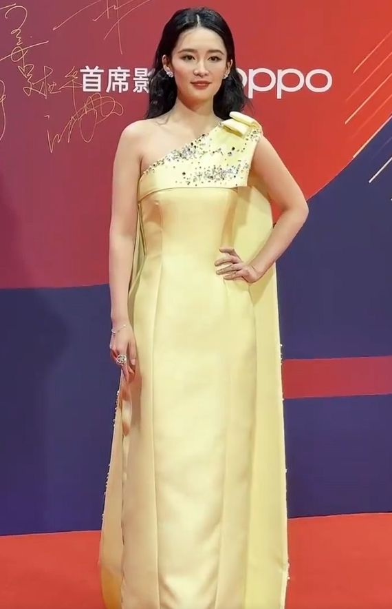 北京这一夜被“发胖”的李沁惊艳了面相都变了颜值惊鸿一瞥(图5)