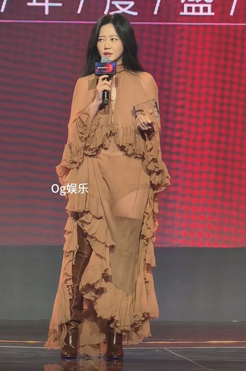 北京这一夜被“发胖”的李沁惊艳了面相都变了颜值惊鸿一瞥(图3)