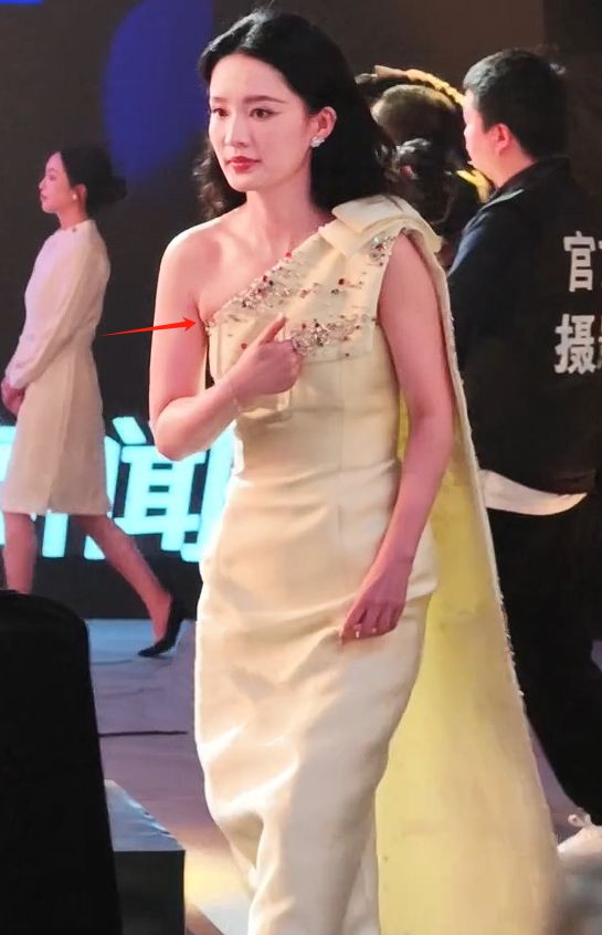 北京这一夜被“发胖”的李沁惊艳了面相都变了颜值惊鸿一瞥(图11)