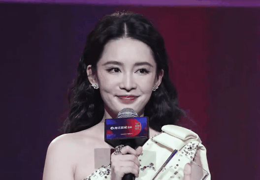 北京这一夜被“发胖”的李沁惊艳了面相都变了颜值惊鸿一瞥(图12)