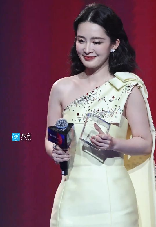 北京这一夜被“发胖”的李沁惊艳了面相都变了颜值惊鸿一瞥(图19)