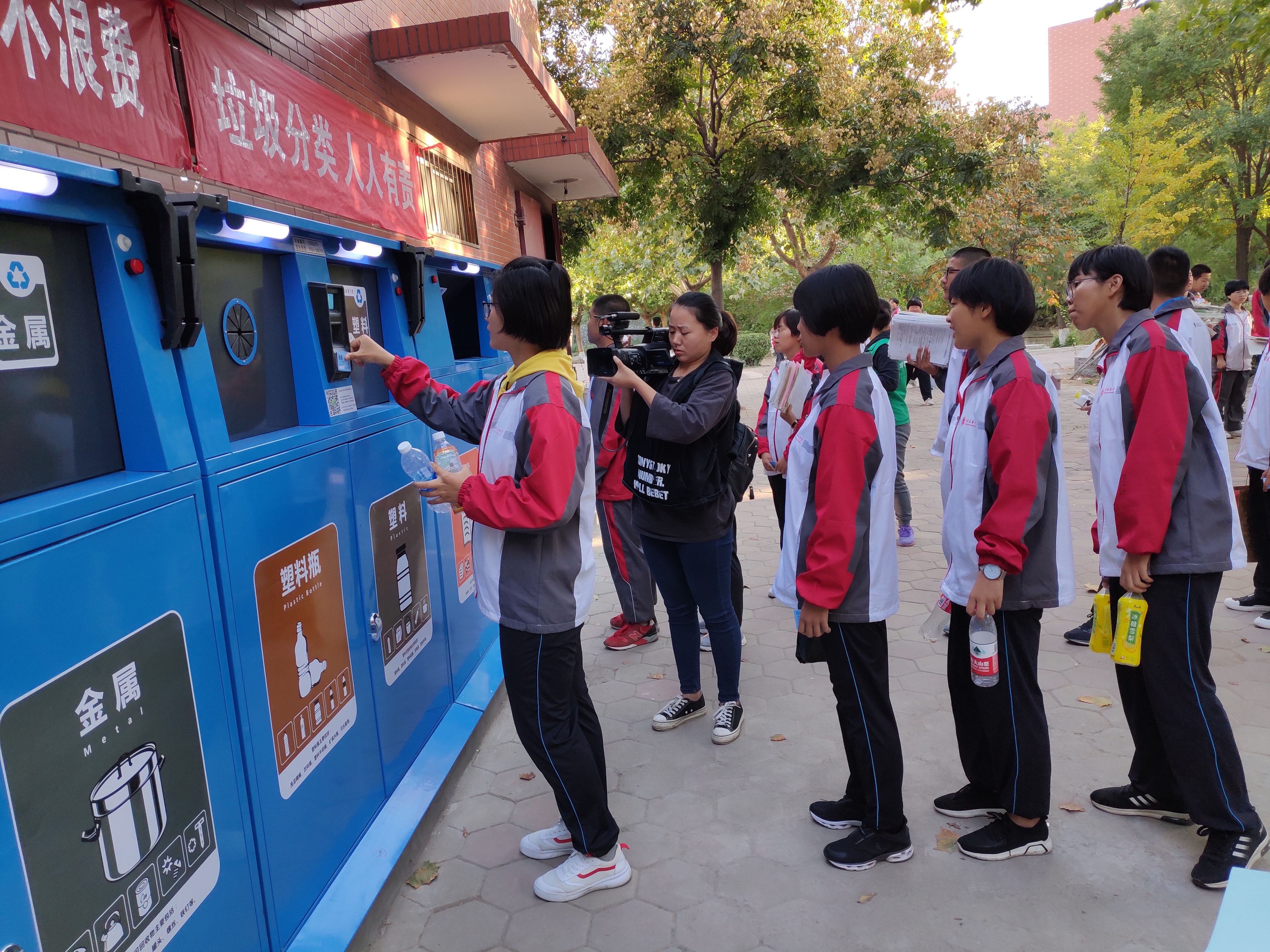 智能垃圾分类垃圾箱科技助力环保