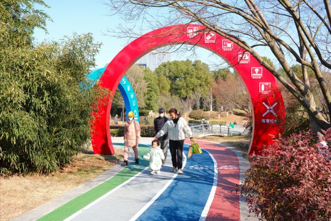 打卡家门口的“绿色会客厅”！镇江首个户外垃圾分类宣教基地亮相(图3)