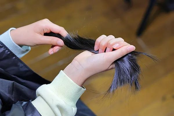 中学不再强制女生留短发 不合理校规该翻篇了