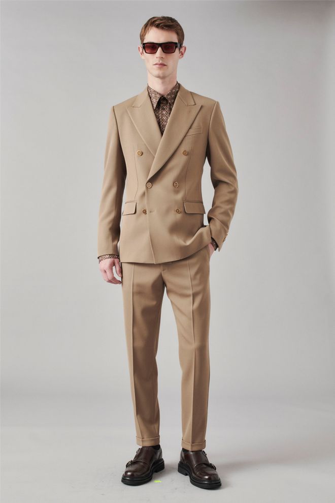 DG杜嘉班纳2024秋冬男装系列：精湛剪裁与浪漫色彩的交响(图2)