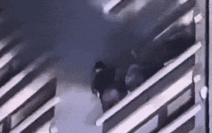 离谱！北京一女子电热毯起火后换房接着睡烧毁一排房屋……(图3)