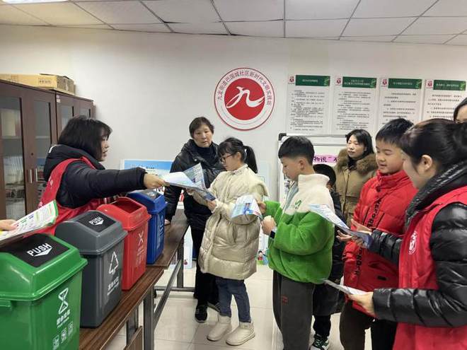 九龙街道巴国城社区举行垃圾分类志愿活动(图2)