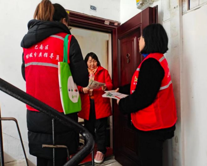 重庆巴南区：鱼洞街道开展垃圾分类入户宣传活动