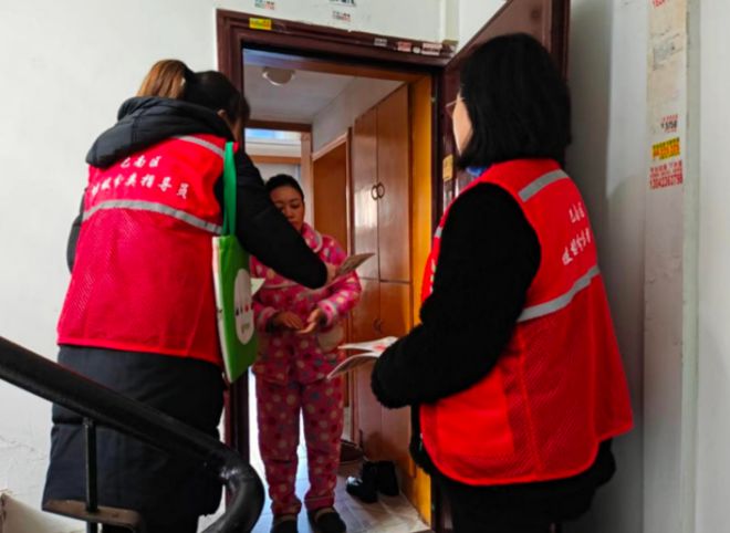 重庆巴南区：鱼洞街道开展垃圾分类入户宣传活动(图2)