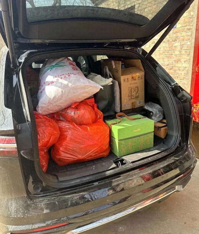 把父母给的年货丢服务区垃圾桶疑当事人回应原因曝光(图2)