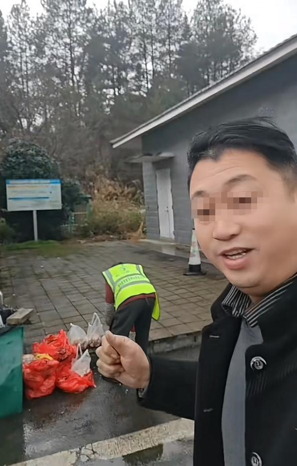 把父母给的年货丢服务区垃圾桶疑当事人回应原因曝光(图4)