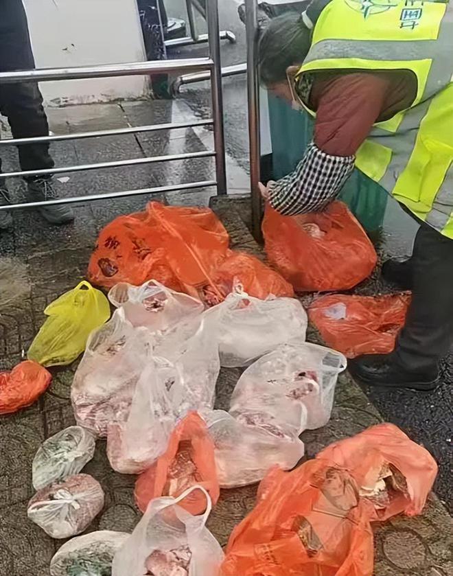 父母给的年货被扔进服务区的垃圾箱：父母总是觉得自己是为你好！