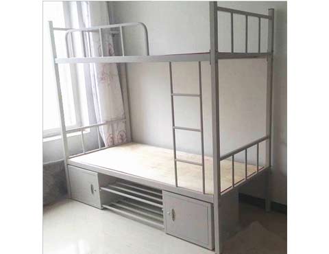 老师向学生床铺扔垃圾 教育方式引争议