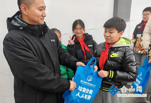 “学雷锋见行动垃圾分类我先行”走进镇江市敏成小学(图2)
