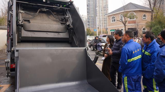 我们的城市叫郑州金水城管引领垃圾清运智能化革命