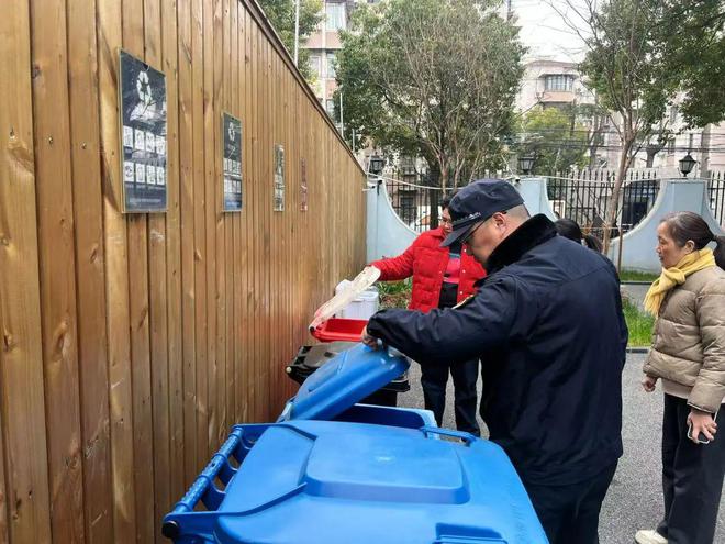 TA们开展校园垃圾分类专项联合检查(图1)