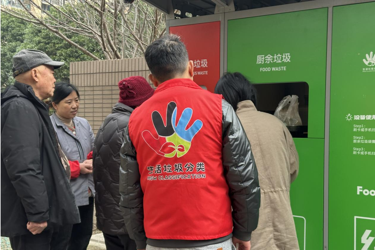 智慧分类引领低碳新风尚 宁波又一批智能回收箱“上岗”(图2)