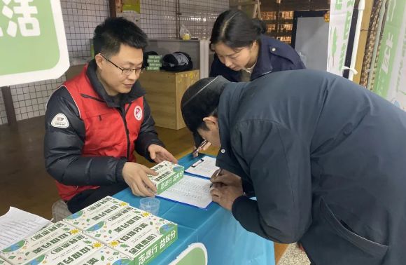 助力垃圾分类推广|“志愿行 益起分”走进新光复路市场(图6)