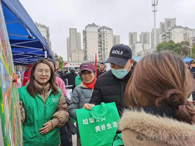 黄陂区城管局开展垃圾分类宣传活动