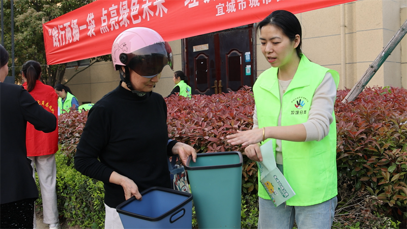 宜城市环卫局：“两桶两袋”进社区 垃圾分类齐参与(图2)