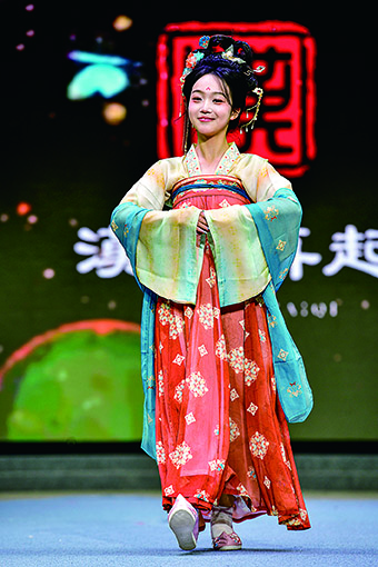 云想衣裳花想容曹县汉服韵千重(图6)