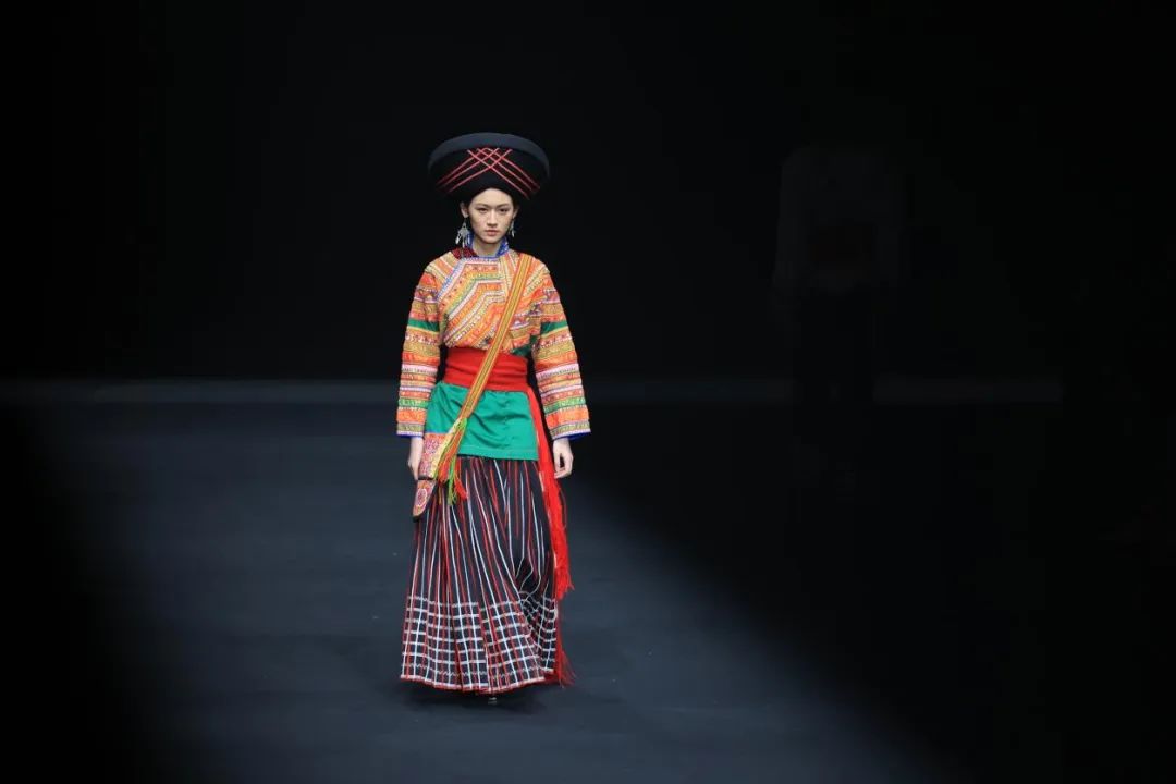 东方美学！四川非遗服饰亮相中国国际时装周(图3)