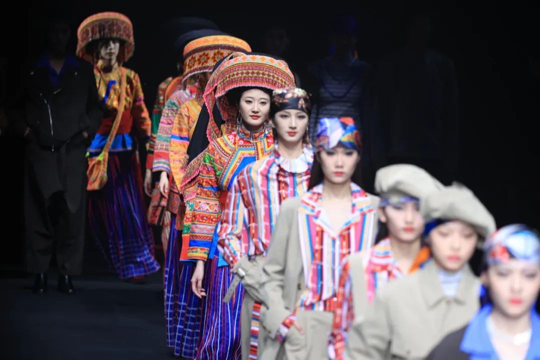 东方美学！四川非遗服饰亮相中国国际时装周(图5)