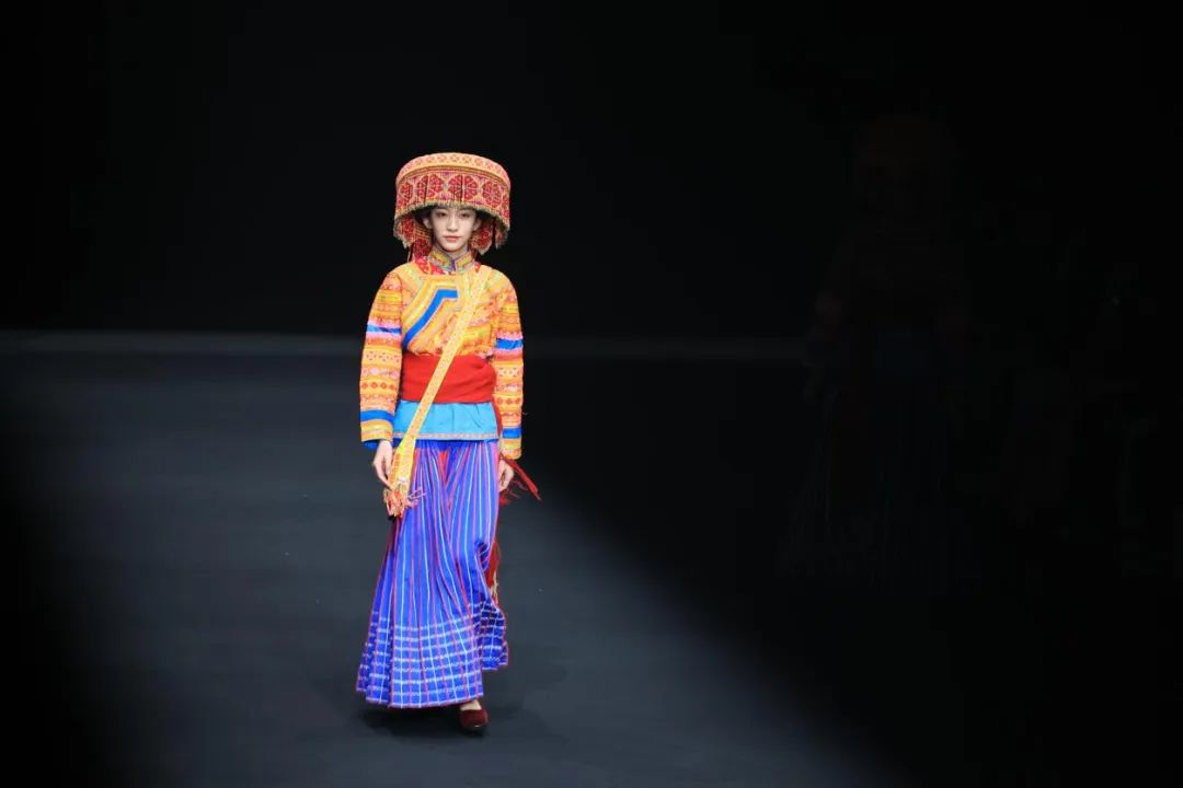 东方美学！四川非遗服饰亮相中国国际时装周(图4)