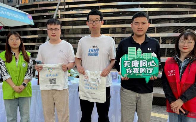 智能AI垃圾桶亮相市集科技赋能环保引领新风尚(图2)