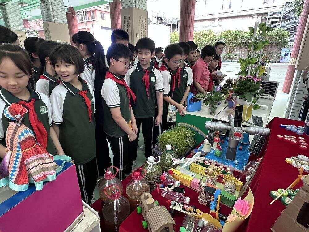 广州：垃圾分类进校园师生体验“新时尚”(图1)