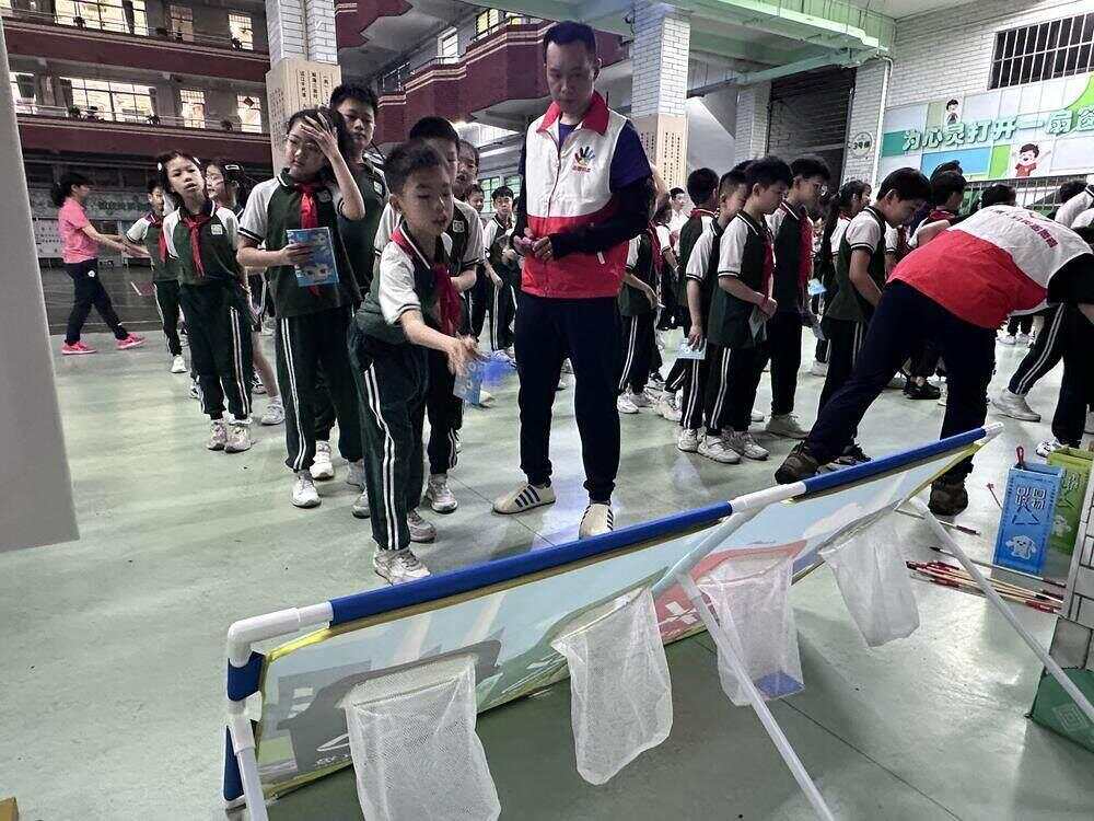广州：垃圾分类进校园师生体验“新时尚”(图2)
