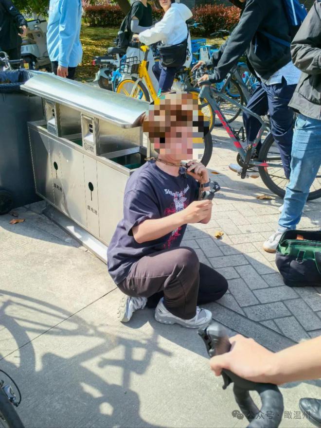 温州大学惊现奇事！学生自锁垃圾桶(图1)