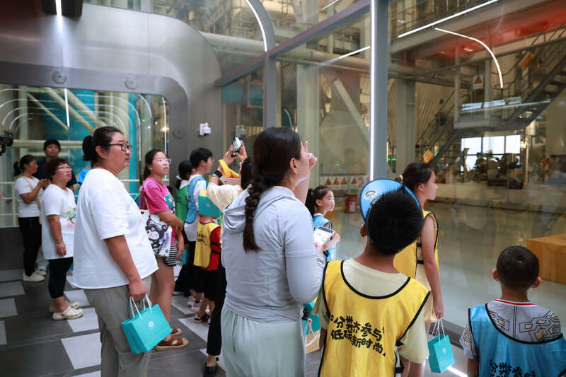 北京：暑期“变身”环保卫士青少年参与垃圾分类志愿服务(图2)