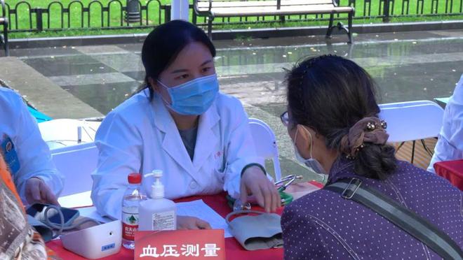 雨中情！光华医院今天在中山公园开展了大型义诊活动(图2)