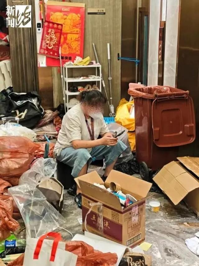 上海阿姨住3600万豪宅却每天痴迷捡垃圾！楼道堆满垃圾邻居被逼得卖房(图2)