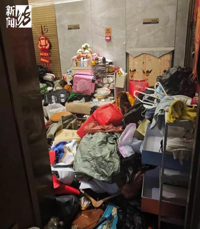 上海阿姨住3600万豪宅却每天痴迷捡垃圾！楼道堆满垃圾邻居被逼得卖房(图5)