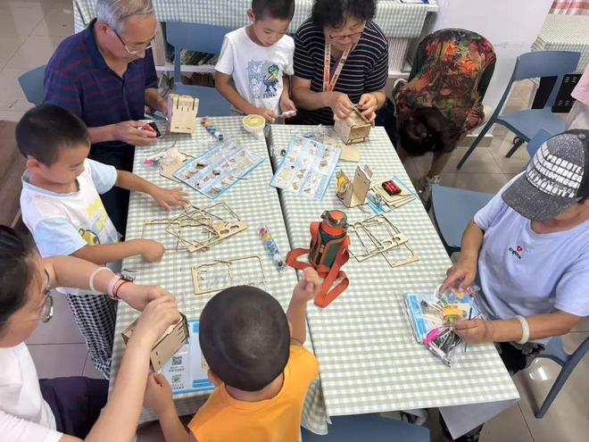何家坟社区开展智能垃圾桶制作活动(图1)