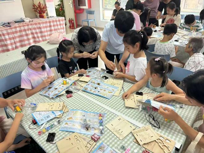 何家坟社区开展智能垃圾桶制作活动(图2)