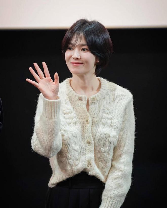 女人过了40岁少穿牛仔裤+T恤学“宋慧乔”的穿搭时髦又减龄(图1)