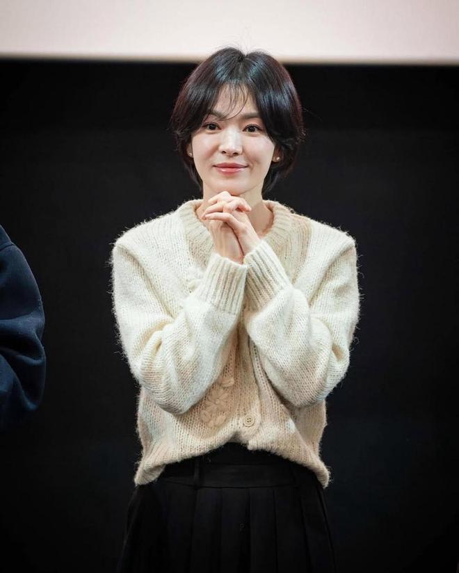 女人过了40岁少穿牛仔裤+T恤学“宋慧乔”的穿搭时髦又减龄(图2)