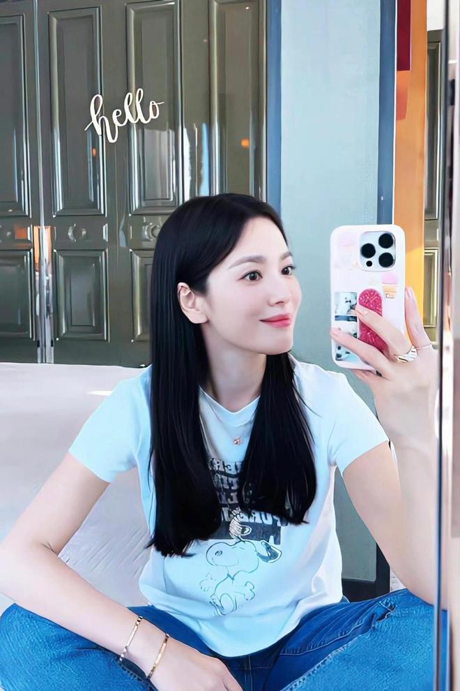 女人过了40岁少穿牛仔裤+T恤学“宋慧乔”的穿搭时髦又减龄(图5)