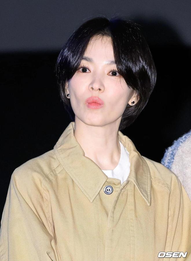 女人过了40岁少穿牛仔裤+T恤学“宋慧乔”的穿搭时髦又减龄(图4)