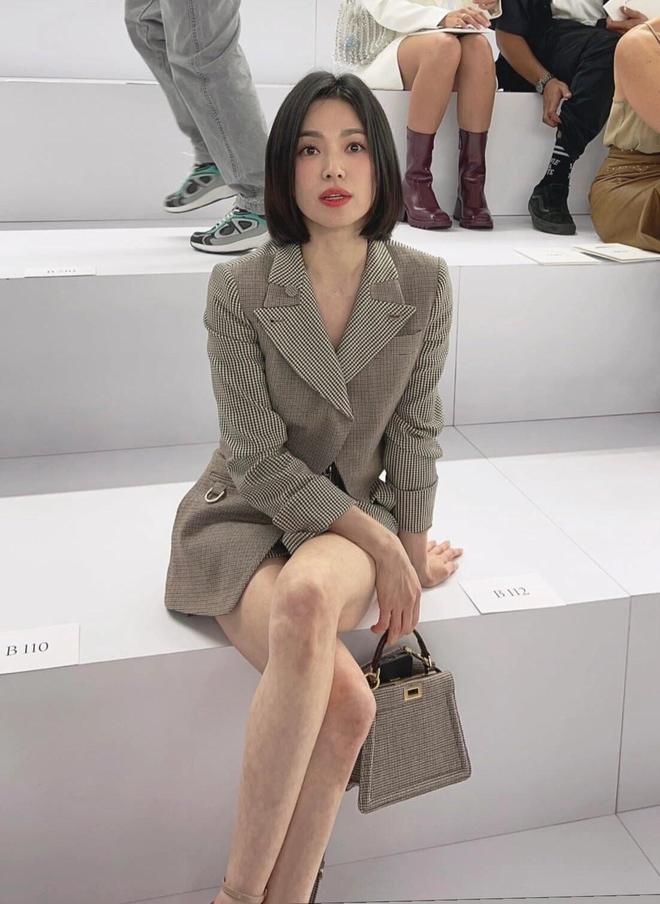 女人过了40岁少穿牛仔裤+T恤学“宋慧乔”的穿搭时髦又减龄(图7)