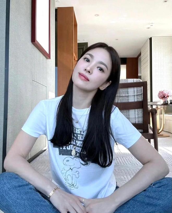 女人过了40岁少穿牛仔裤+T恤学“宋慧乔”的穿搭时髦又减龄(图6)